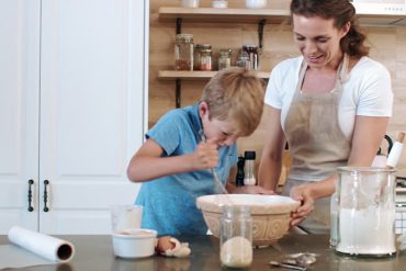 ให้ลูกช่วยงานครัวด้วยขนมทำง่าย