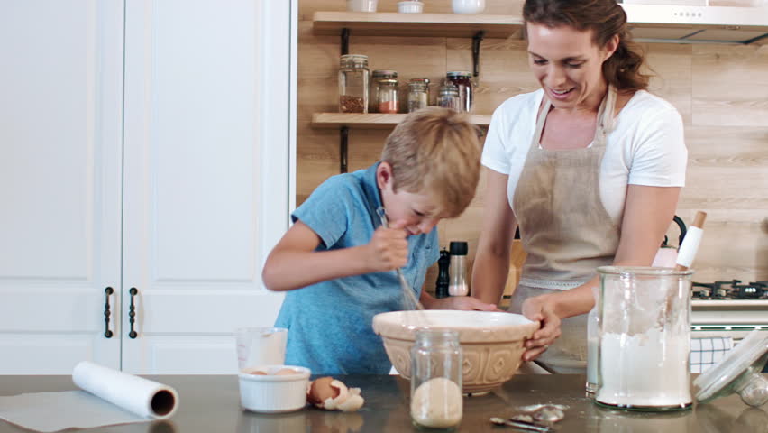 ให้ลูกช่วยงานครัวด้วยขนมทำง่าย