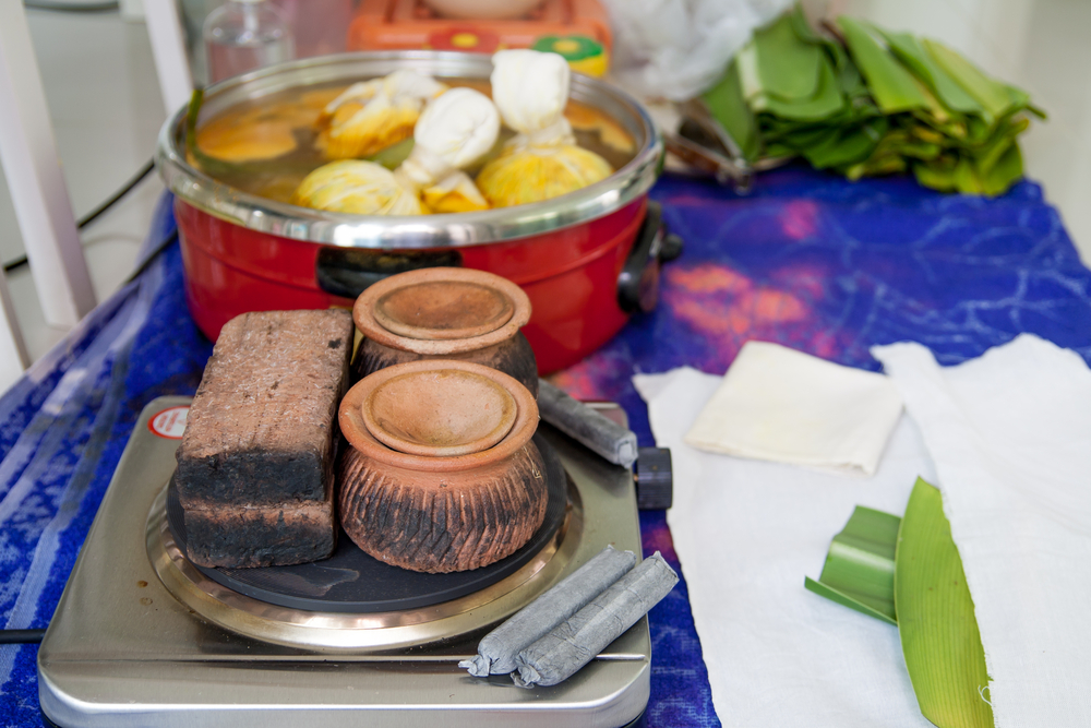 การอยู่ไฟหลังคลอดด้วยสมุนไพร