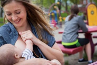 ให้นมลูกในที่สาธารณะถูกกฎหมาย