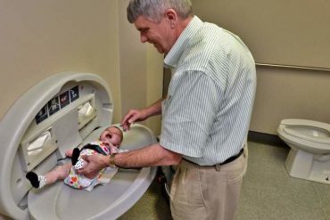 โต๊ะเปลี่ยนผ้าอ้อมในห้องน้ำชาย