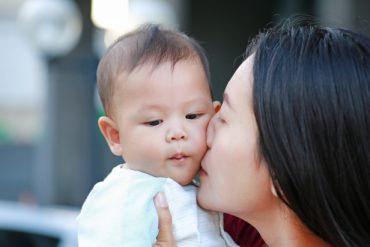 ระวังการหอมแก้มเด็ก