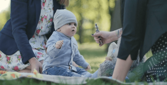 พ่อแม่ที่ใช้บุหรี่ไฟฟ้า