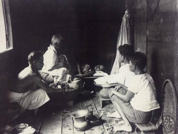 หมอตำแยโบราณ