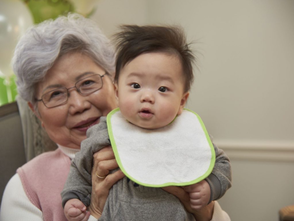 ปู่ย่าตายายช่วยเลี้ยงหลาน