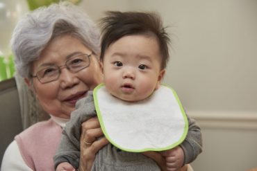 ปู่ย่าตายายช่วยเลี้ยงหลาน