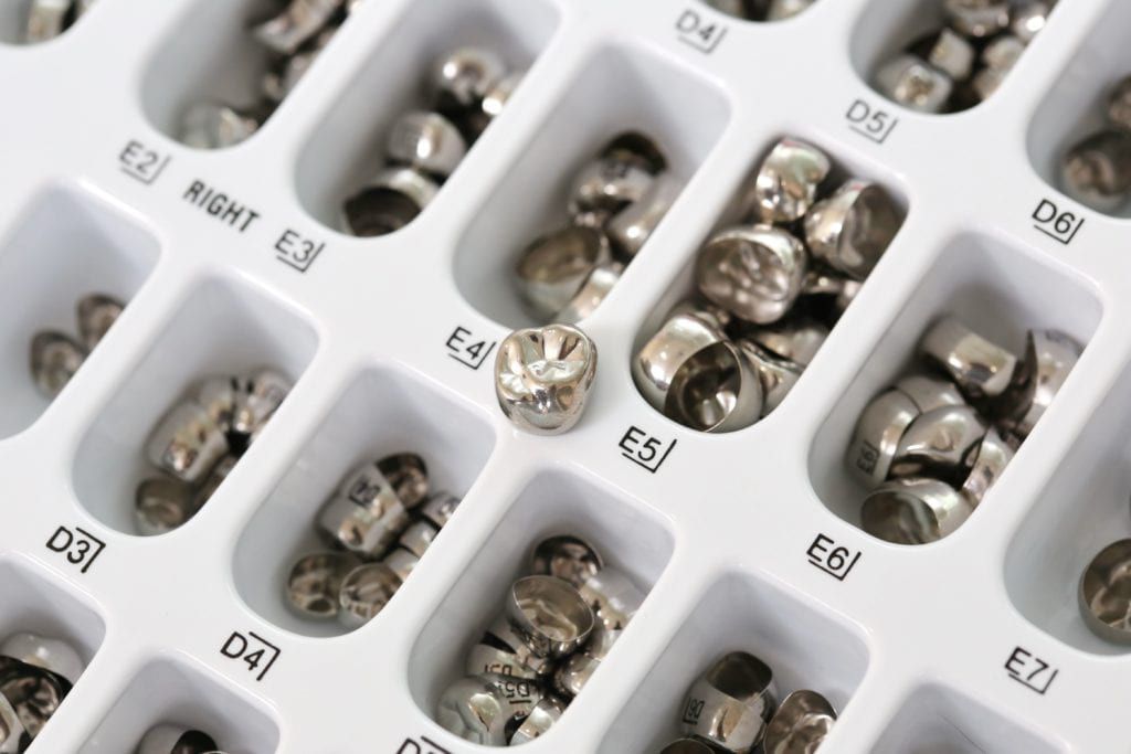 การครอบฟันเหล็ก