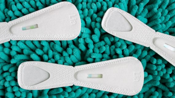 ที่ตรวจครรภ์แบบทิ้งลงชักโครกได้จาก Lia