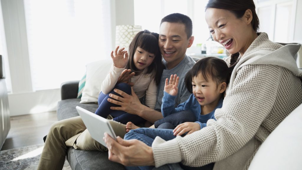 เด็กใช้อุปกรณ์อิเล็กทรอนิกส์