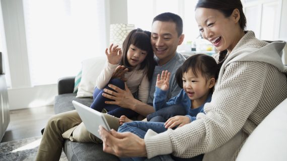 เด็กใช้อุปกรณ์อิเล็กทรอนิกส์