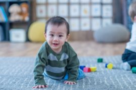 6 สิ่งที่คุณต้องรู้เมื่อจะ "ฝึกลูกคลาน"