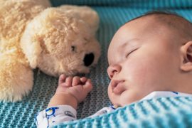 จัดท่านอนอย่างไร ? ป้องกัน "ลูกหัวแบน"