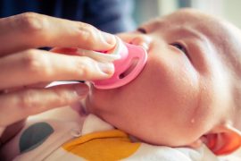 7 เคล็ดลับให้ลูกเลิกใช้ "จุกนมหลอก"
